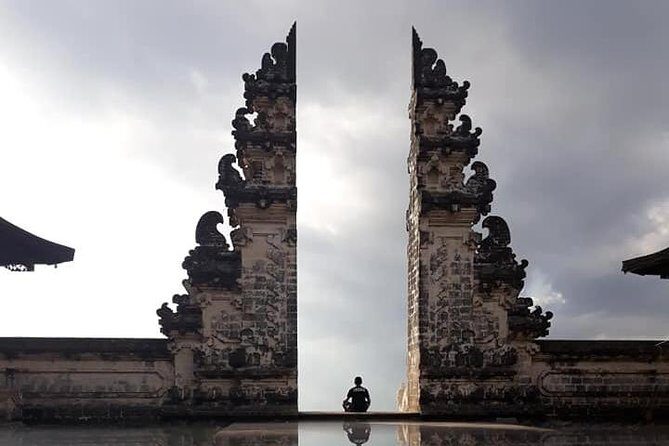 Bali Instagram Tour : Heaven Gate Tour - Tirta Gangga - Tukad Cepung Waterfalls - Gates of Heaven (Lempuyang Temple): volcano-backed photo timing