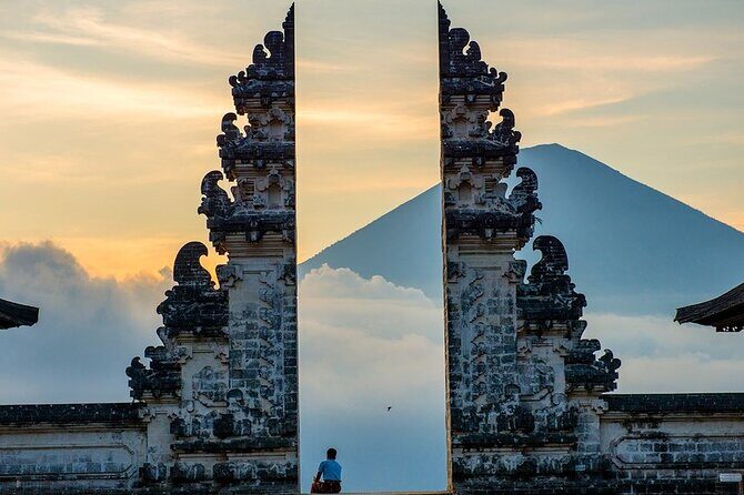 Bali Instagram Tour to The Most Scenic View - The Gate of Heaven line: how to make the Lempuyang Temple stop work