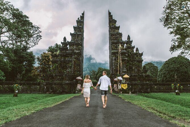 North Bali Hidden Gems Tour Ulun Danu Temple Twin Lakes Waterfall - Stop 2: Handara Gate and the art of a fast photo session