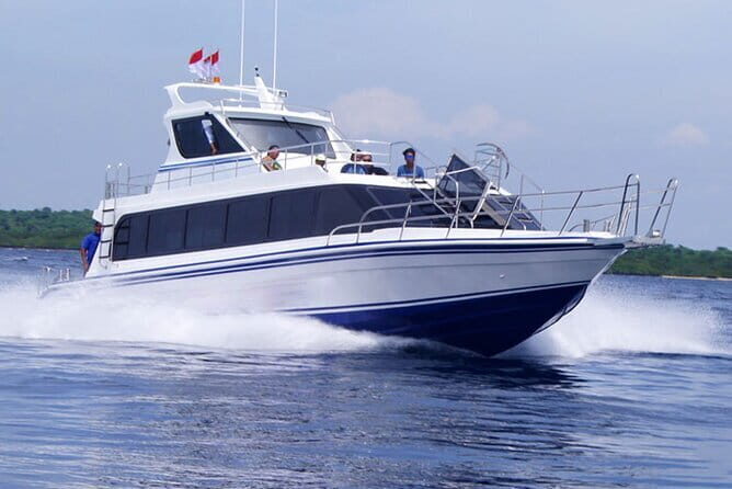 One-way Ticket Fast Boat from Sanur Bali or Nusa Lembongan - Landing on the Island: Beach Access, Pontoon at Mushroom Bay, and Staff Help