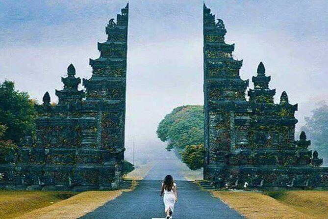 Private Tour: Ulun Danu Temple-Handara Gate-Wana Giri Hill&Tanah Lot Sunset - Handara Iconic Gate: Your Best Start for Photos and Clear Views