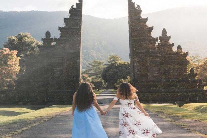 Private Tour: Ulun Danu Temple-Handara Gate-Wana Giri Hill&Tanah Lot Sunset - Tanah Lot Sunset: The Famous Outcrop Scene, and How to Handle the Clock