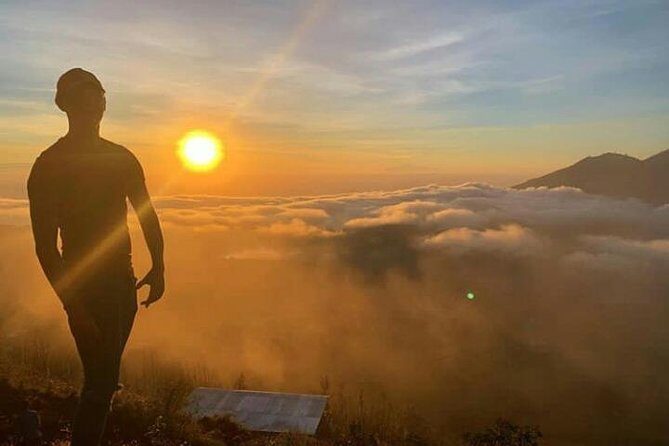 Sunrise mount batur trecking all inclusive - Sunrise at the crater rim, plus views toward Lombok
