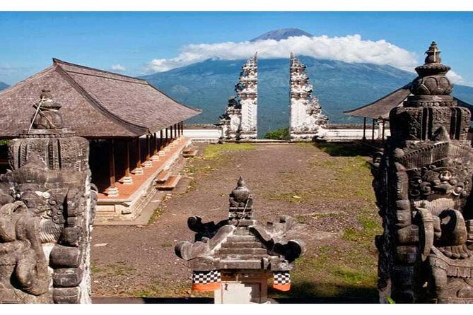 Tour Gate of Heaven at Lempuyang Temple - Blue Lagoon Snorkeling with lunch - The lunch stop at Topi Inn: a hot break after temples and water
