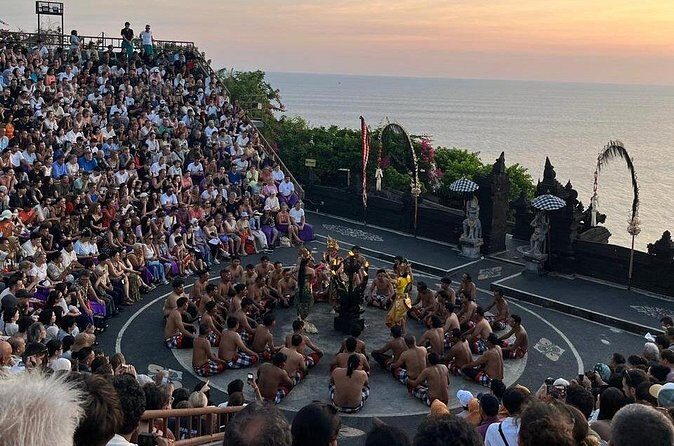 Uluwatu Temple Entrance & Kecak Dance Tickets - The guide experience: Fawas and Akmal set the story, not just the schedule